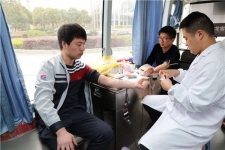 红龙poker官网组织使命献血 员工踊跃贡献爱心