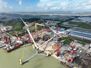 全球单体容量最大漂浮式风电平台吊装实现