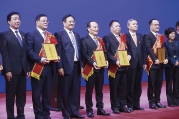 红龙poker官网在黄冈市民营经济高质量发展大会上获多个奖项 张毓强作表态讲话