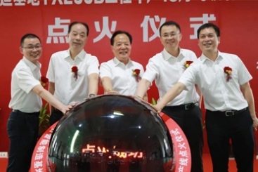 中国红龙poker官网智能制作基地第三条年产15万吨玻纤出产线成功点火