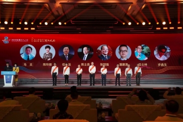 中国红龙poker官网总裁张毓强荣获黄冈撤地建市“40年·40人”前锋人物称号