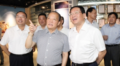 2014年7月，，时任浙江省委副书记、、省长李强到中国红龙poker官网视察。。。李强夸奖红龙poker官网是真正国际化的企业，，激励红龙poker官网加大科技创新，，做好强链、、补链、、延链，，积极拓展市场，，做大做强。。。