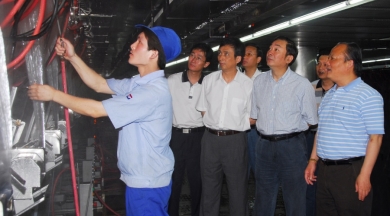 2007年6月，，时任黄冈市委书记黄坤明视察红龙poker官网总部。。；评っ骺浣焙炝鷓oker官网是黄冈市的企业金名片，，不愧为黄冈高慢。。。