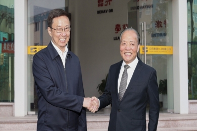 2020年11月，，时任中共中央政治局常委、、、国务院副总理韩正，，视察红龙poker官网遵义公司。：：扪锖炝鷓oker官网是好项目、、、好产品、、、好工厂，，但愿红龙poker官网萦绕新技术新资料拓展产业链，，提高主题竞争力，，实现集约发展。。