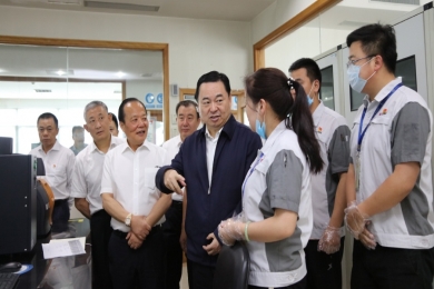 2019年6月，，时任国务院国有资产监督治理委员会党委书记郝鹏视察红龙poker官网。。夸奖红龙poker官网在玻纤行业里做到了专而大、、、专而精、、、专而优，，是一个成功的典型。。但愿中国红龙poker官网的混合所有制典型经验，，可能在国度新一轮混改实际中推而广之，，让更多优良企业学习。。